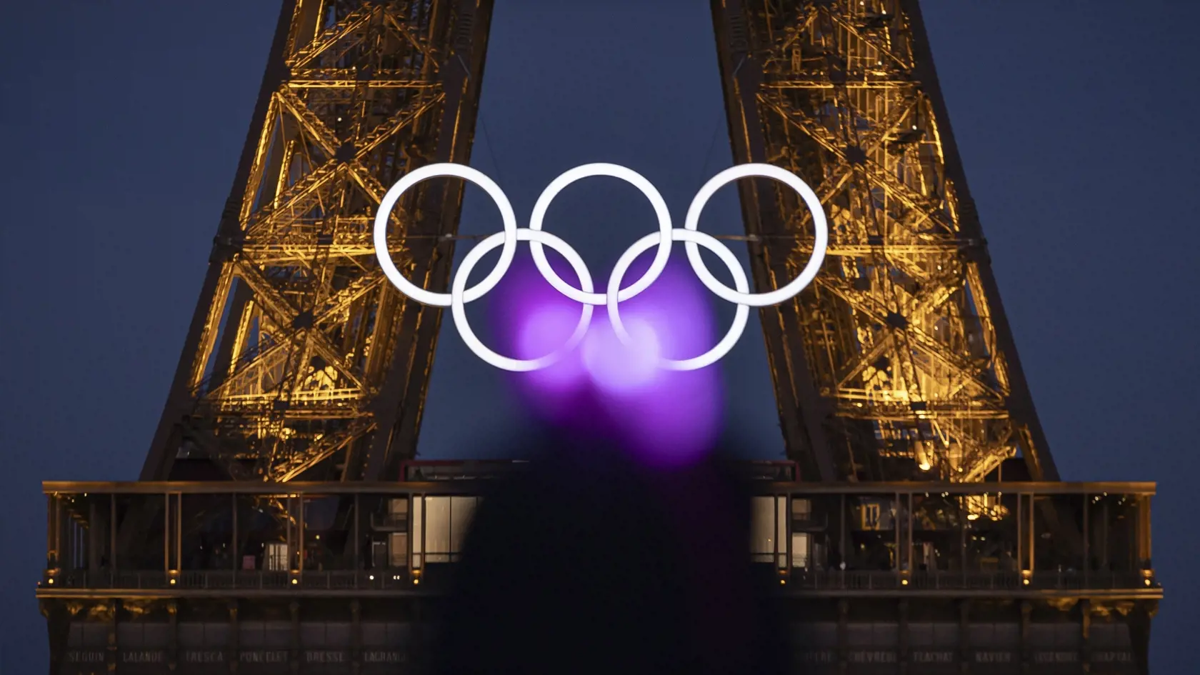 Na snímke olympijské kruhy na Eiffelovej veži v piatok 7. júna 2024 v Paríži.