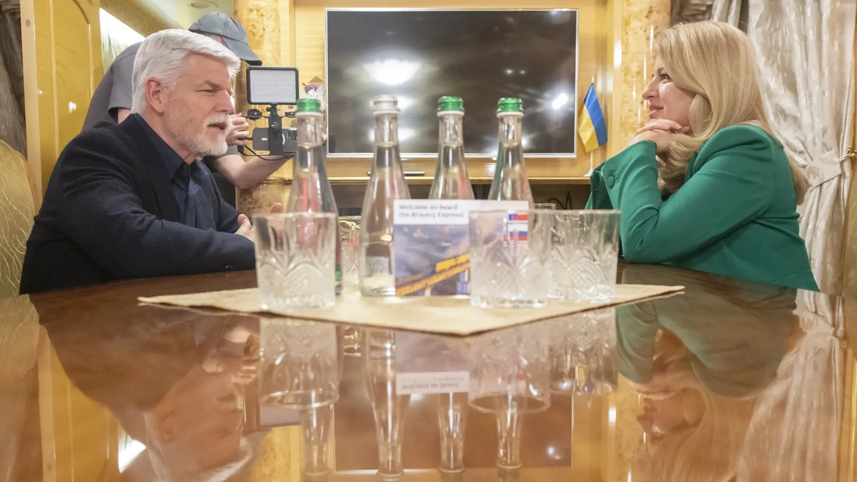 Na snímke prezidentka SR Zuzana Čaputová  (vpravo) a český prezident Petr Pavel (vľavo) diskutujú vo vlaku počas nočnej cesty na Ukrajinu vo štvrtok 27. apríla 2023.