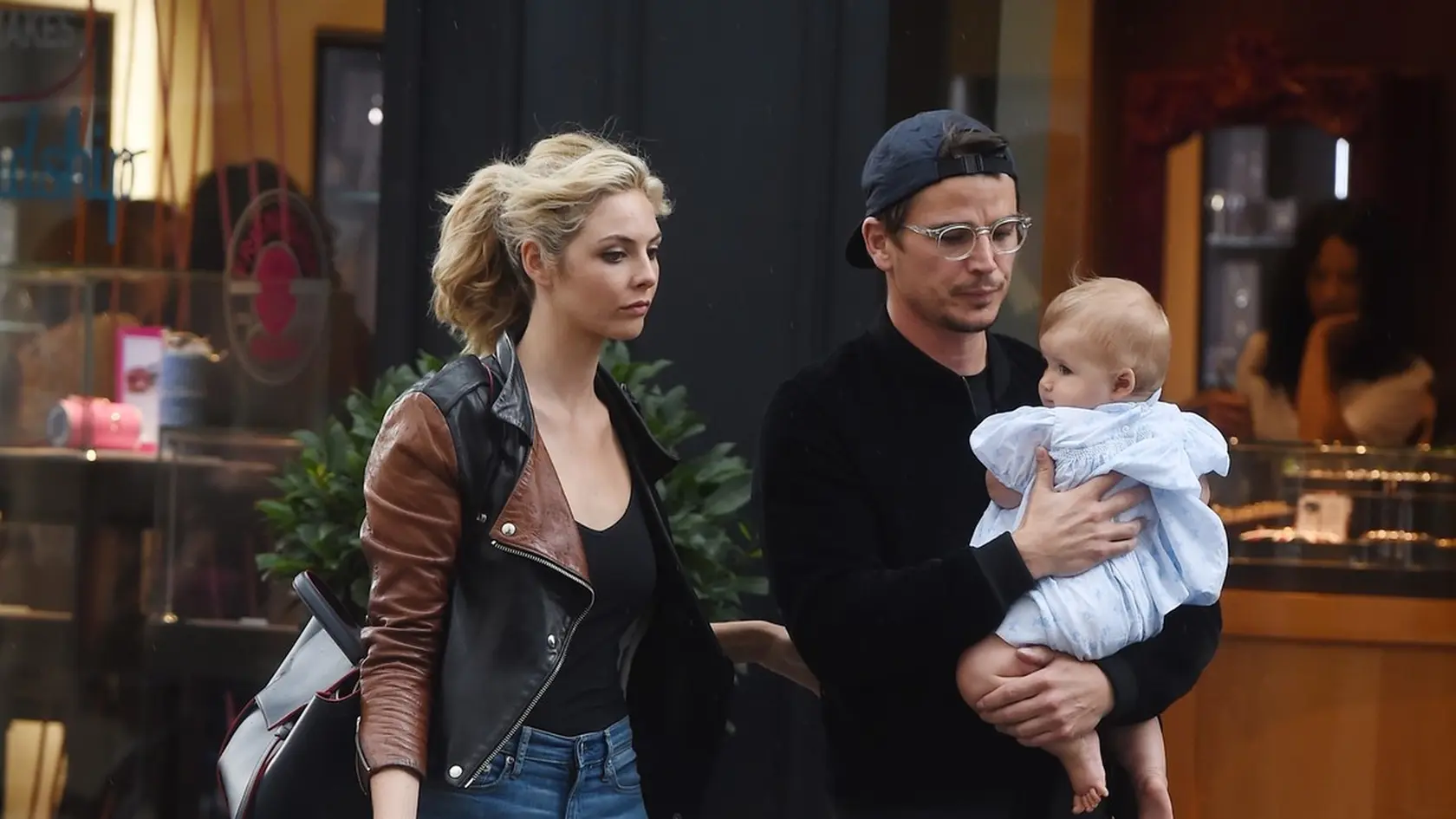 Josh Harnett s rodinou na uliciach Londýna.