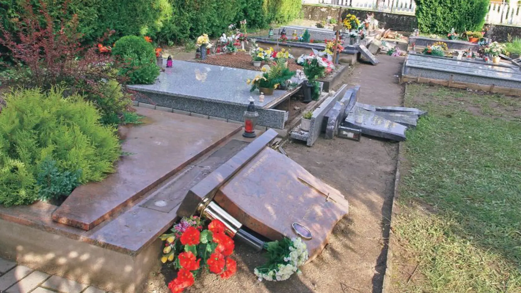 Vandalov na rohožníckom cintoríne nemal kto