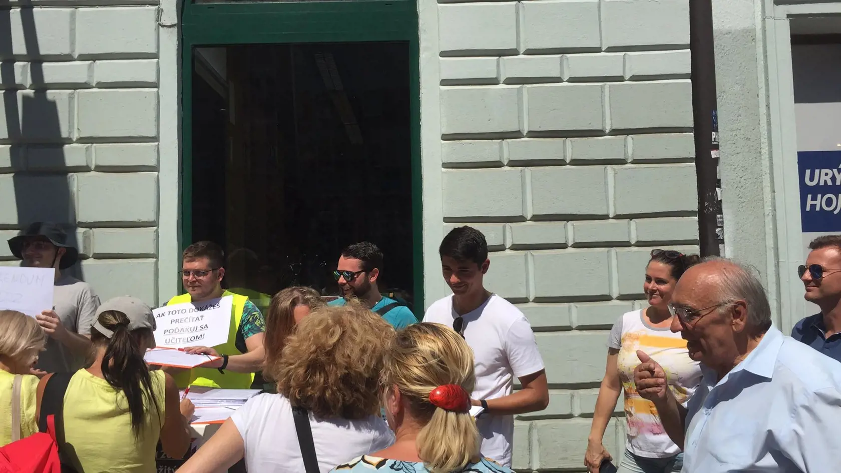 Na proteste učiteľov, napriek tomu že si to odborári neželali sa zúčastnili aj politici. Jedným z nich bol aj Erik Kaliňák zo Smeru.