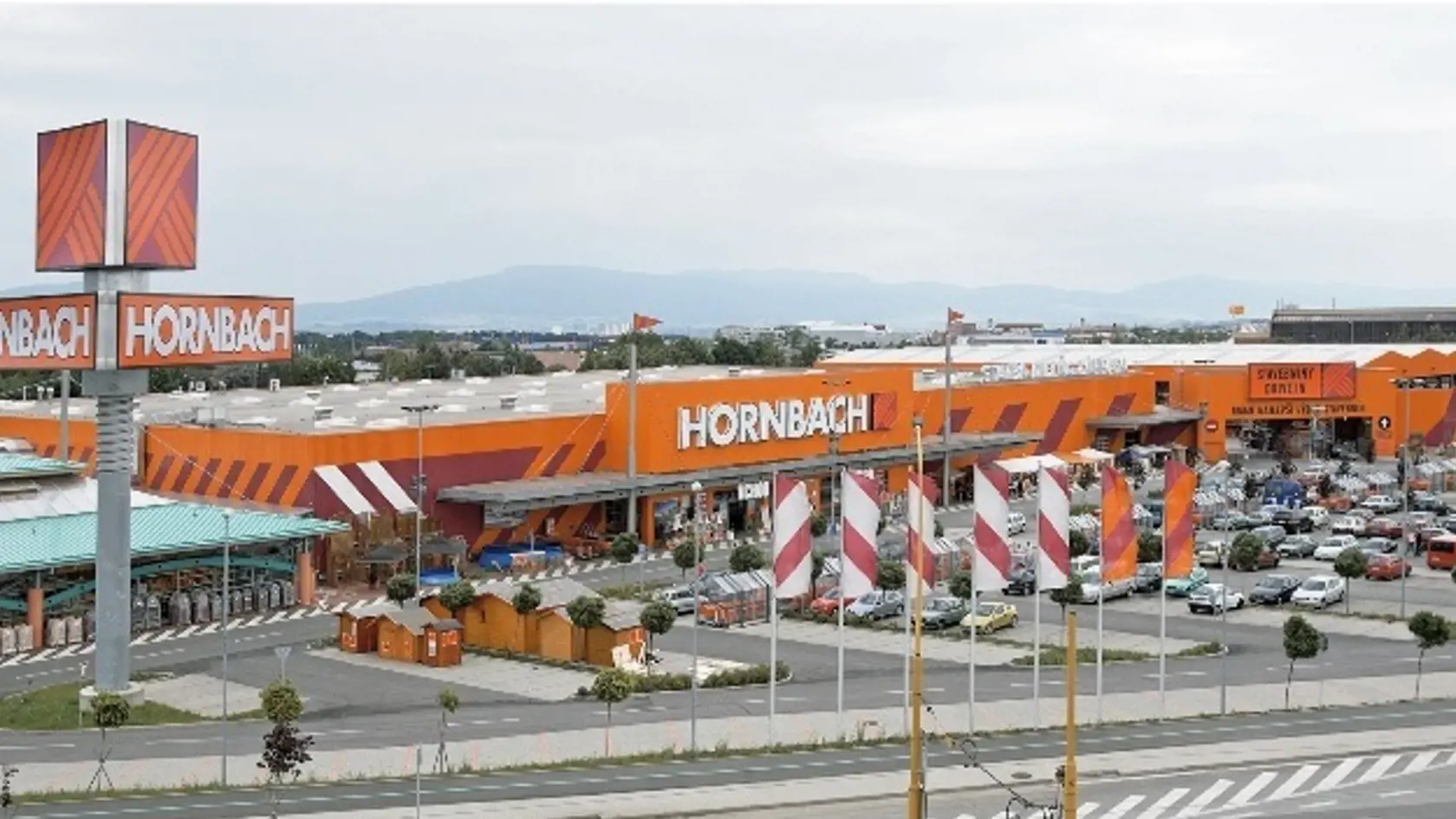 Hornbach oslavuje 10 rokov na slovenskom trhu.