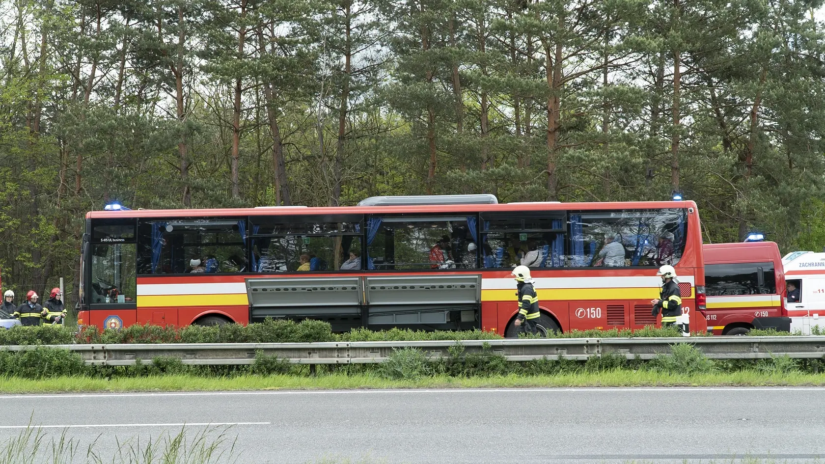 Dopravná nehoda, ktorá sa v pondelok predpoludním stala na diaľnici D2 v smere do Kútov, si vyžiadala jednu obeť, 59 osôb utrpelo zranenia rôzneho rozsahu.