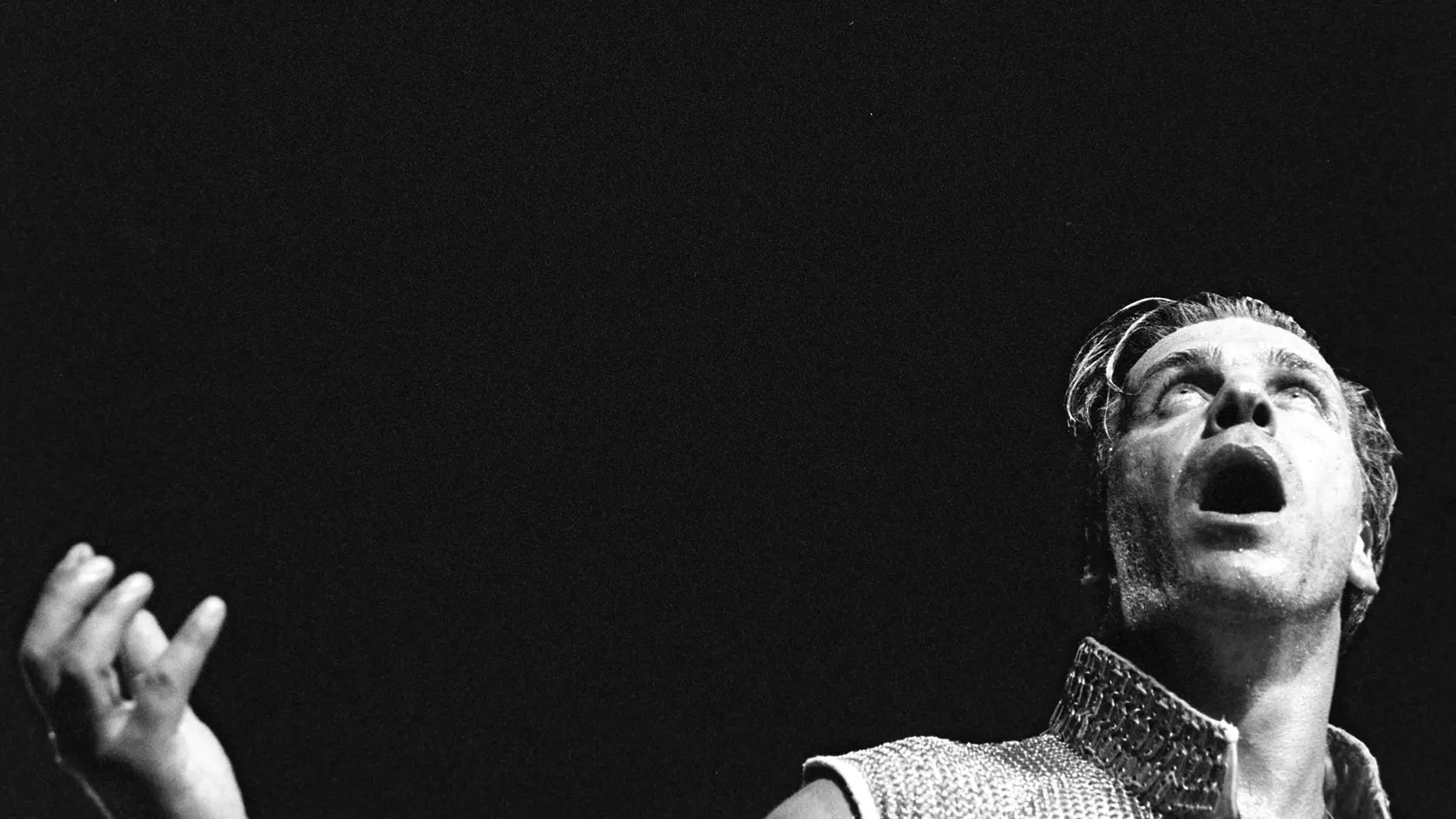 Kontroverzný frontman nemeckej kapely Rammstein Till Lindemann oslávil len pred nedávnom životné jubileum. Okrem toho, že patrí k talentovaným hudobníkom v mladosti bol juniorským vicemajstrom Európy v plávaní, dnes básnik, provokujúci textár, občasný herec a tiež kvalifikovaný pyrotechnik.