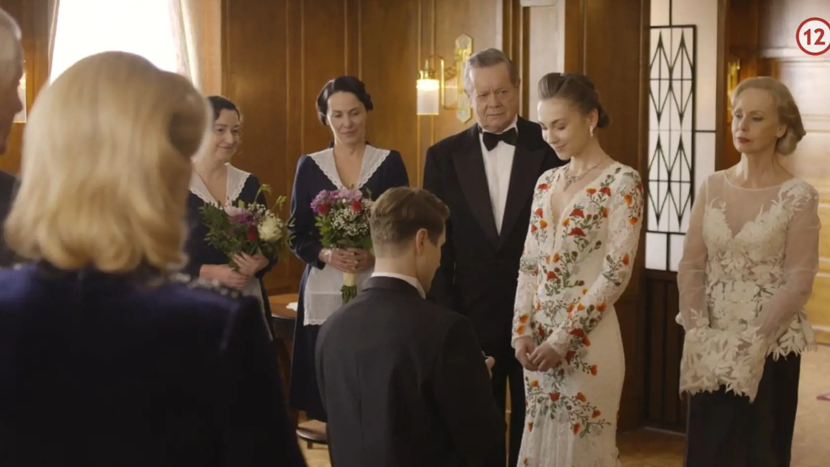Peter požiadal Johanku o ruku. Tá v nádherných šatách len tak žiarila.