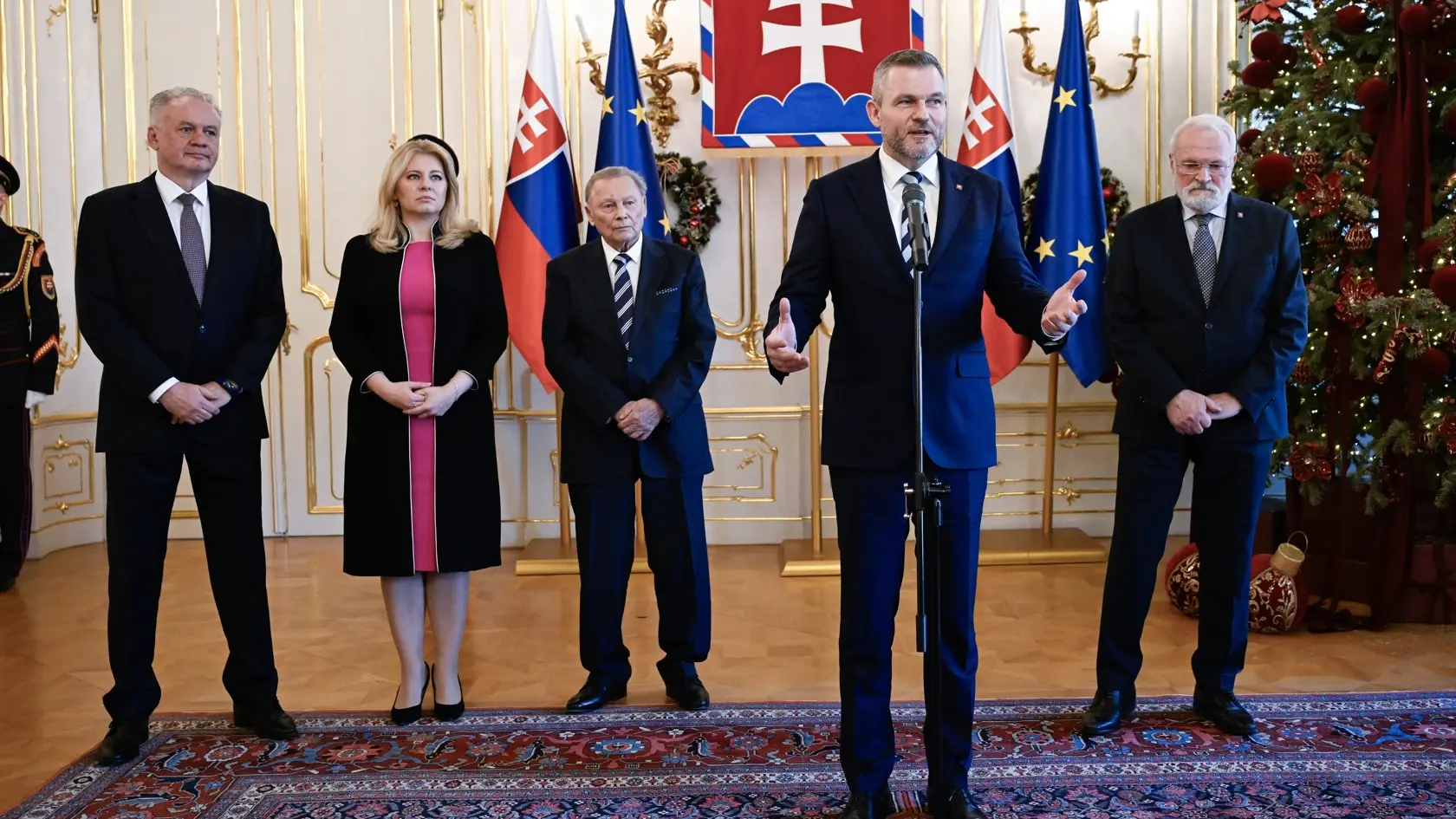 Bývalí prezidenti SR Rudolf Schuster, Ivan Gašparovič, Andrej Kiska, Zuzana Čaputová s hlavou štátu Petrom Pellegrinim v Prezidentskom paláci.