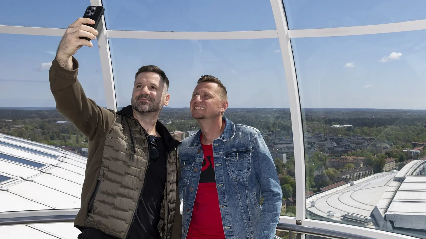 Dvaja hokejoví majstri sveta z Göteborgu 2002 Rastislav Pavlikovský a Rastislav Staňa počas vyhliadkovej jazdy po Avicii Arene v Štokholme.
