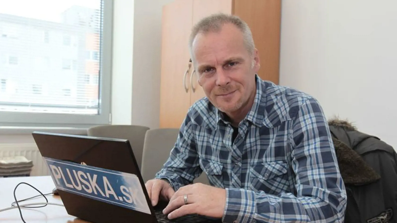 Allan Mikušek počas ONLINE rozhovoru v redakcii Pluska.sk.