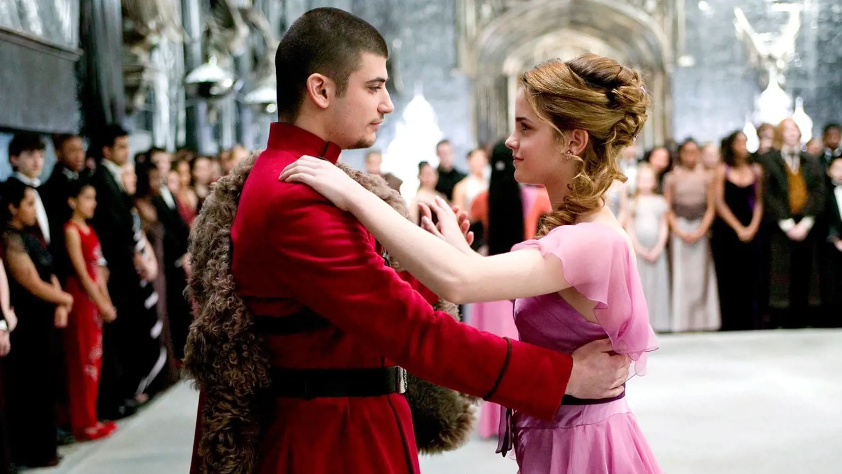 Stan Yanevski ako Viktor Krum v Harrym Potterovi. Na snímke aj s Emmou Watson.