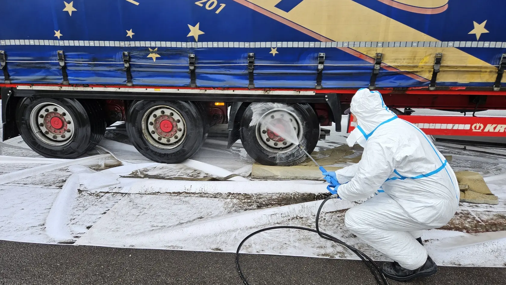 Na snímke pracovník dezinfikuje nákladné vozidlá prichádzajúce na Slovensko z Maďarska na hraničnom priechode Komárno - Komárom na Monoštorskom moste v Komárne 31. marca 2025 v rámci zavedených mimoriadnych opatrení pre šírenie vysoko nákazlivého ochorenia slintačky a krívačky.