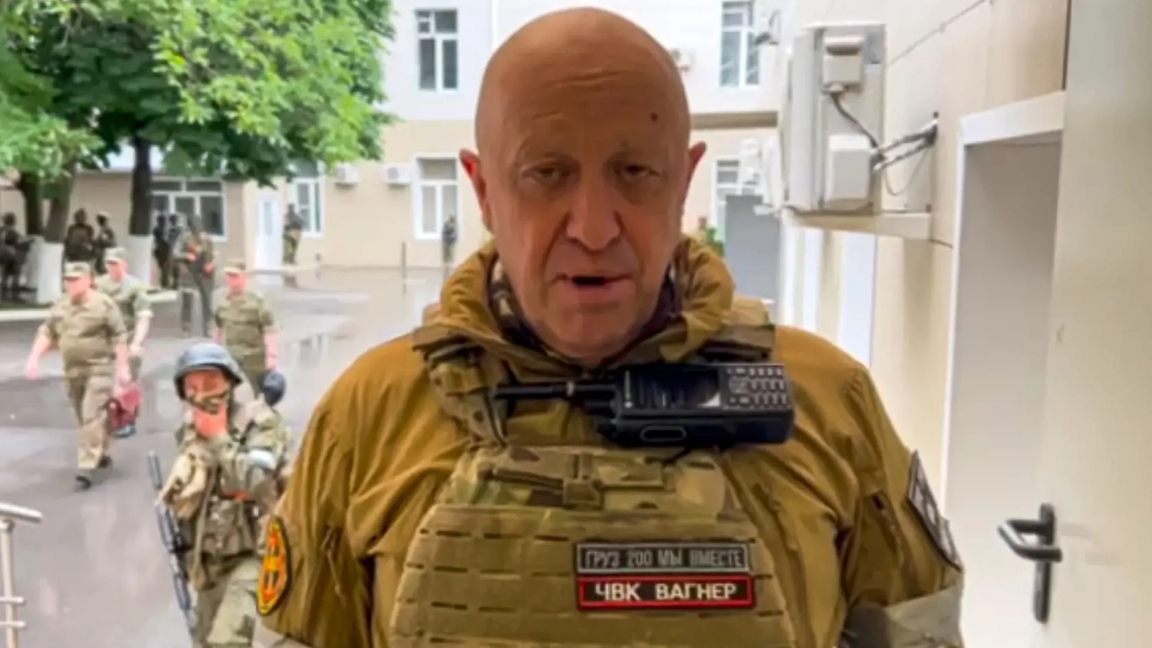 Na snímke z videa je vrchný veliteľ žoldnierskej Vagnerovej skupiny Jevgenij Prigožin, ktorý na vidozázname v sobotu 24. júna 2023 ráno vyhlásil, že so svojimi bojovníkmi obsadil veliteľstvo ruskej armády v meste Rostov nad Donom a získal kontrolu nad všetkými miestnymi vojenskými objektami, vrátane letiska.