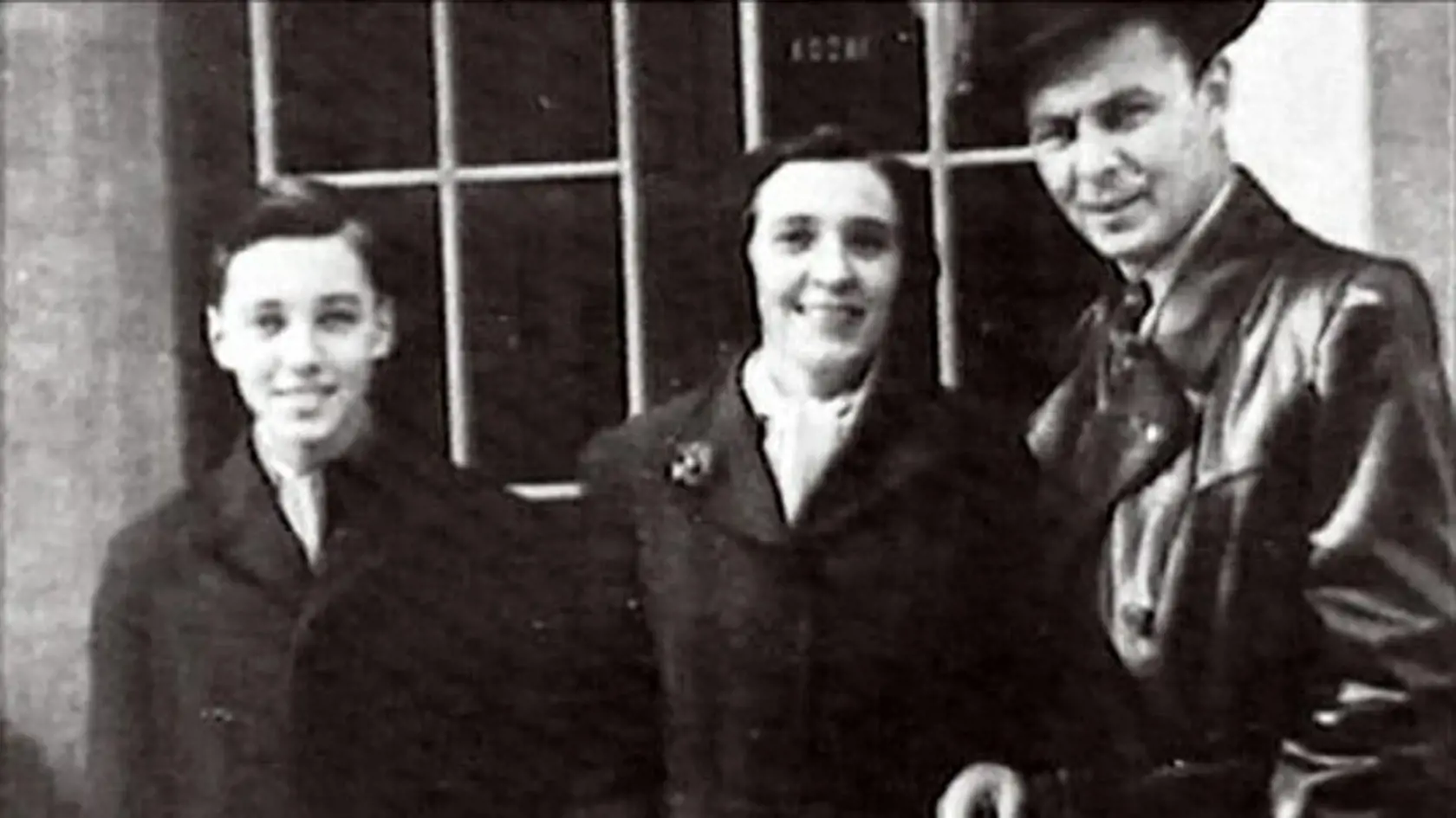 10-ročný Karel Gott s rodičmi – Mariou a Karlom Gottom starším.