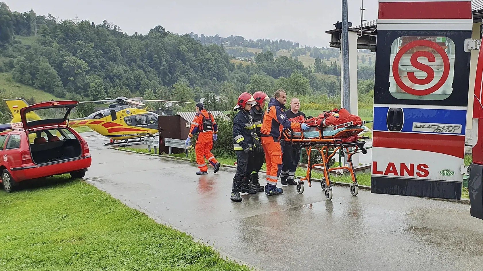 Záchranná akcia v poľských Tatrách spred 2 rokov. Pri údere blesku sa zranilo najmenej 140 ľudí.
