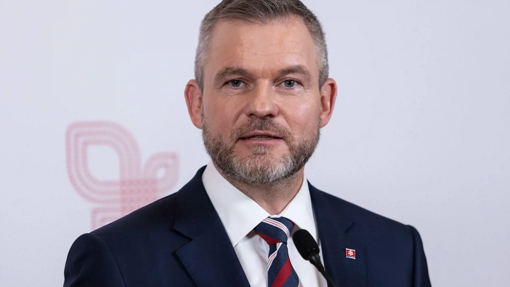 Na snímke slovenský prezident Peter Pellegrini počas tlačovej konferencie po prezidentskom summite krajín Vyšehradskej štvorky (V4) v pondelok 16. decembra 2024 vo Visle.