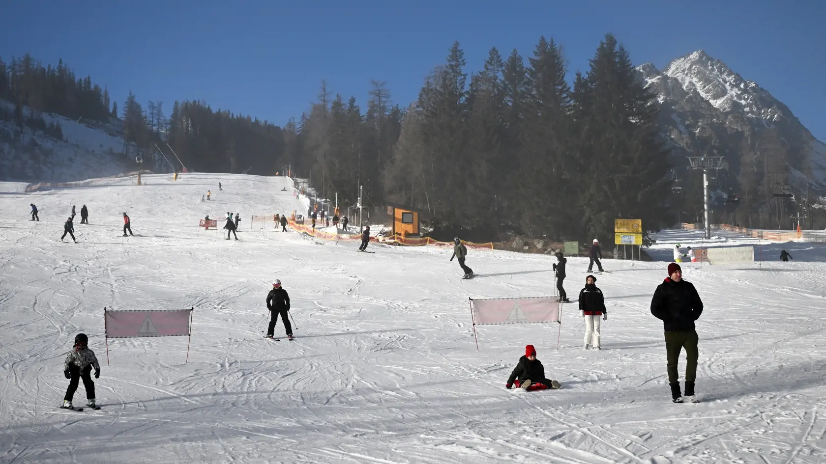 Na snímke lyžiarske stredisko na Štrbskom Plese vo Vysokých Tatrách 31. decembra 2024.