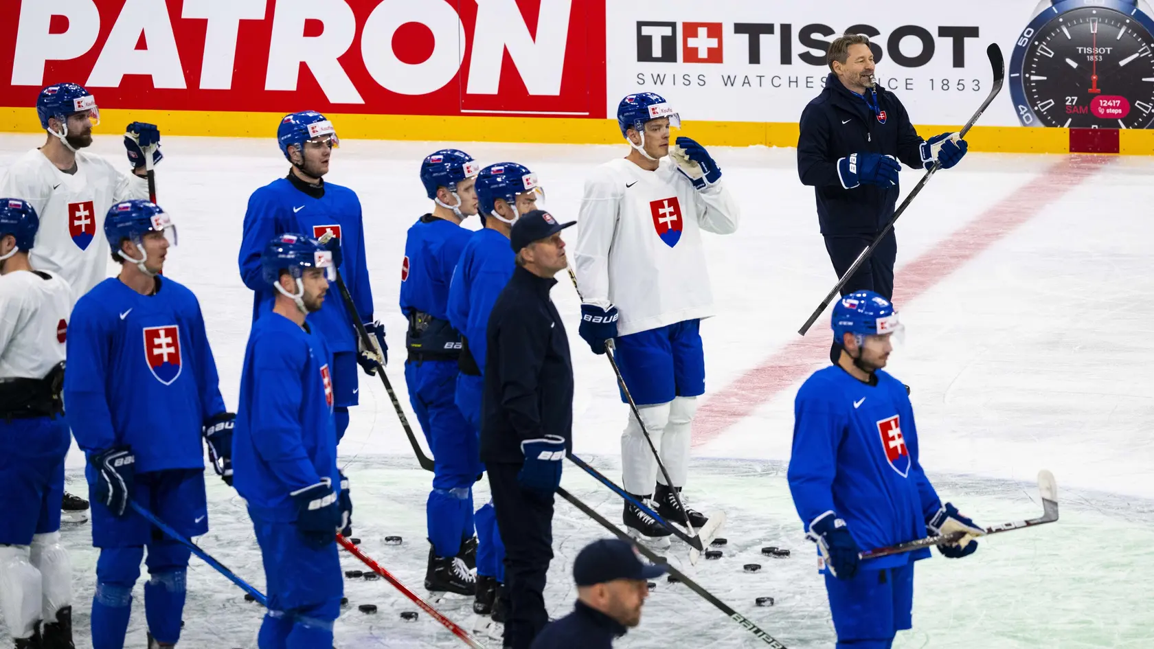 Na snímke hokejoví reprezentanti SR a vpravo hore tréner hokejovej reprezentácie SR Vladimír Országh.