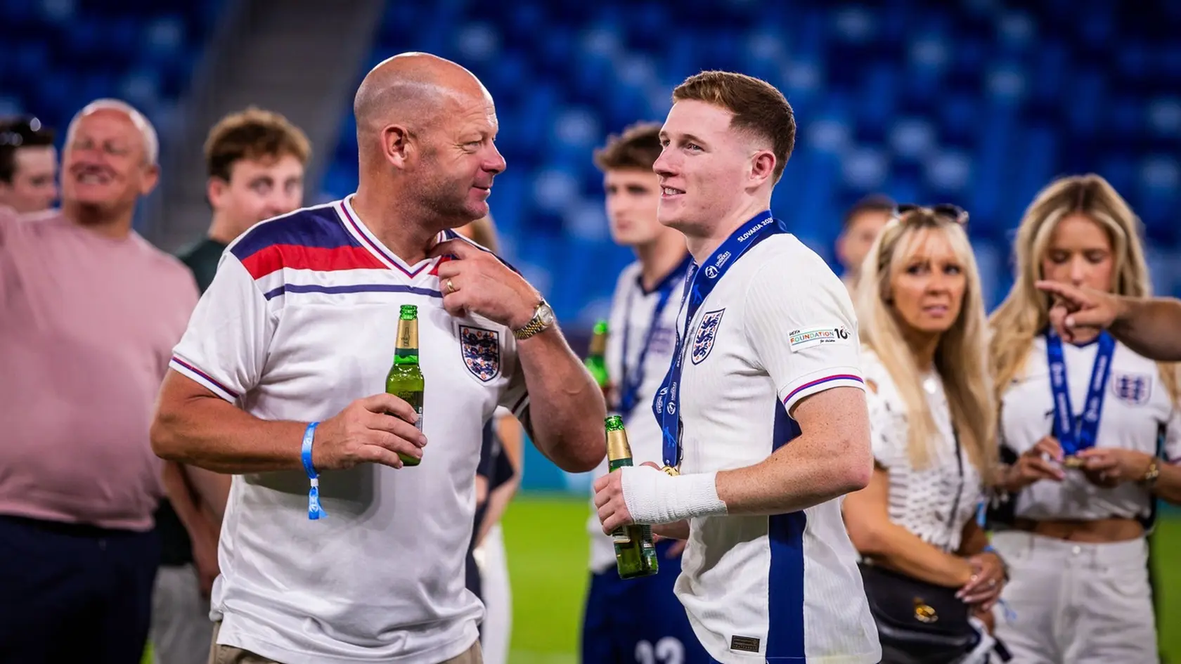 Niektorí hráči a členovia realizačného tímu popíjali pivo už na ihrisku. Anglicko začalo oslavy zisku titulu majstrov Európy hneď na ihrisku, kde sa pilo pivo, ale bujaré oslavy si nechali až domov.