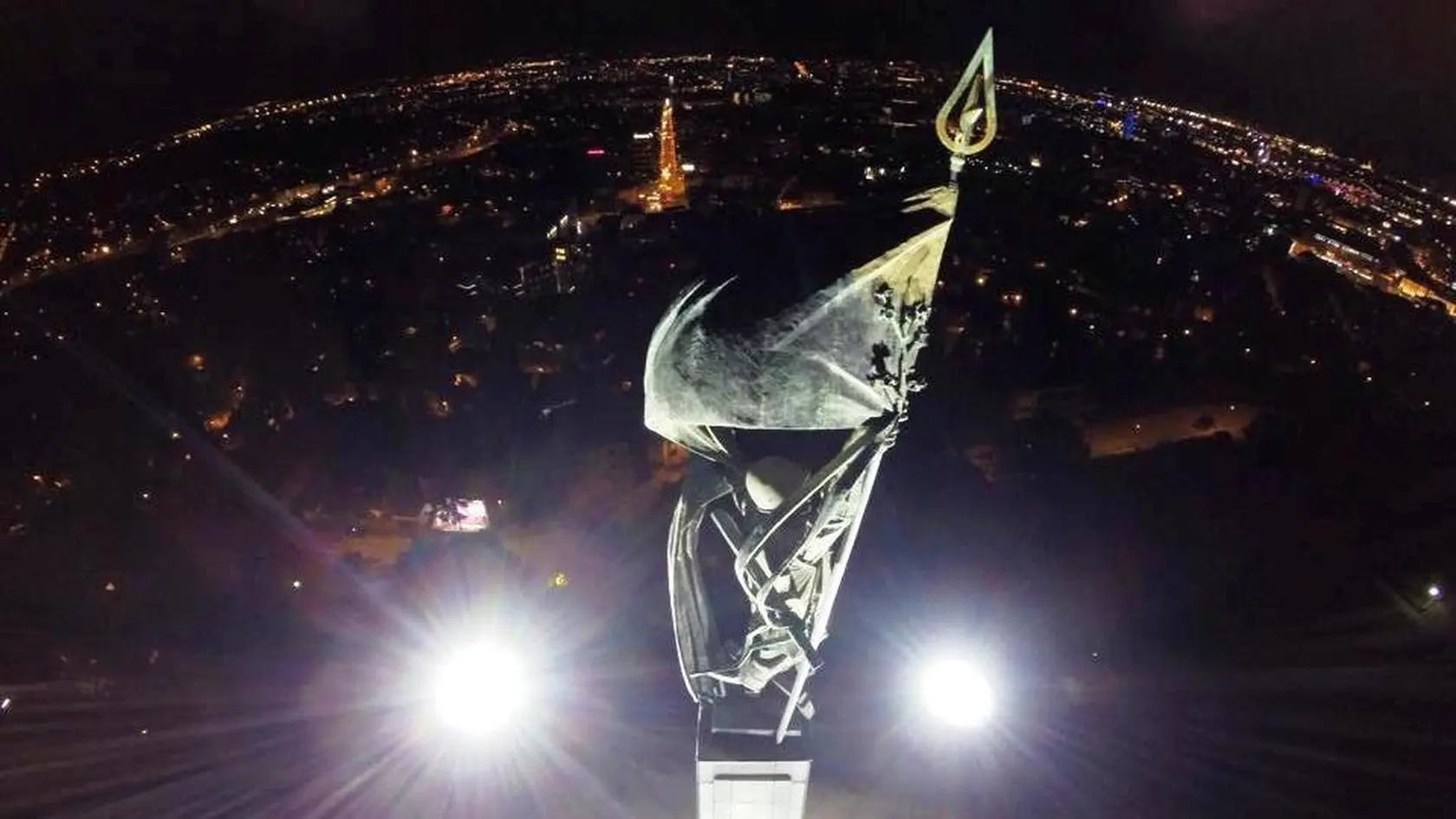 Unikátny pohľad na nasvietený bratislavský Slavín z výšky 400 metrov.