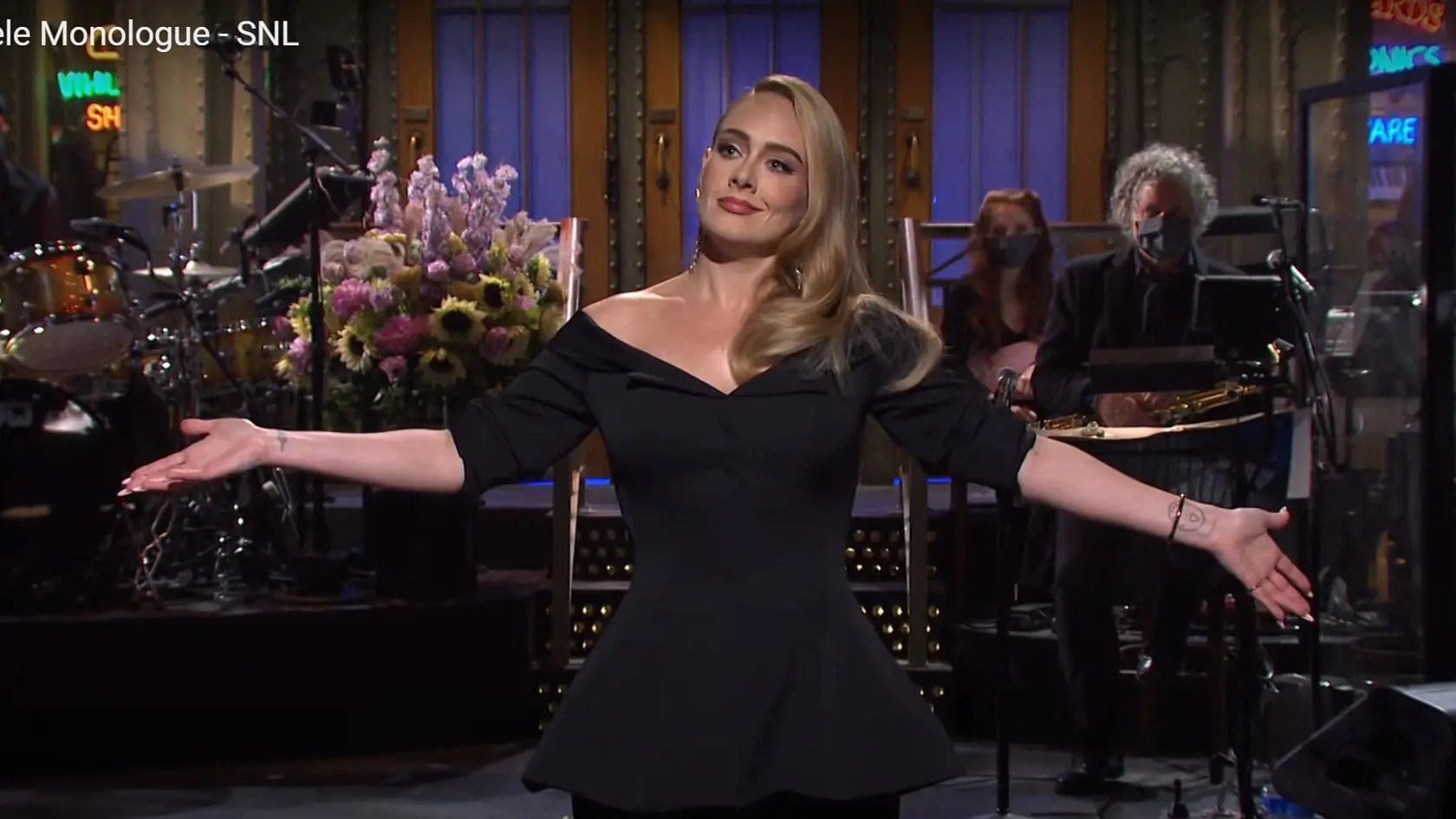 Extrémna premena speváčky Adele (32) v priamom prenose pri moderovaní Saturday Night Live : Takto vyzerá polovička z nej.