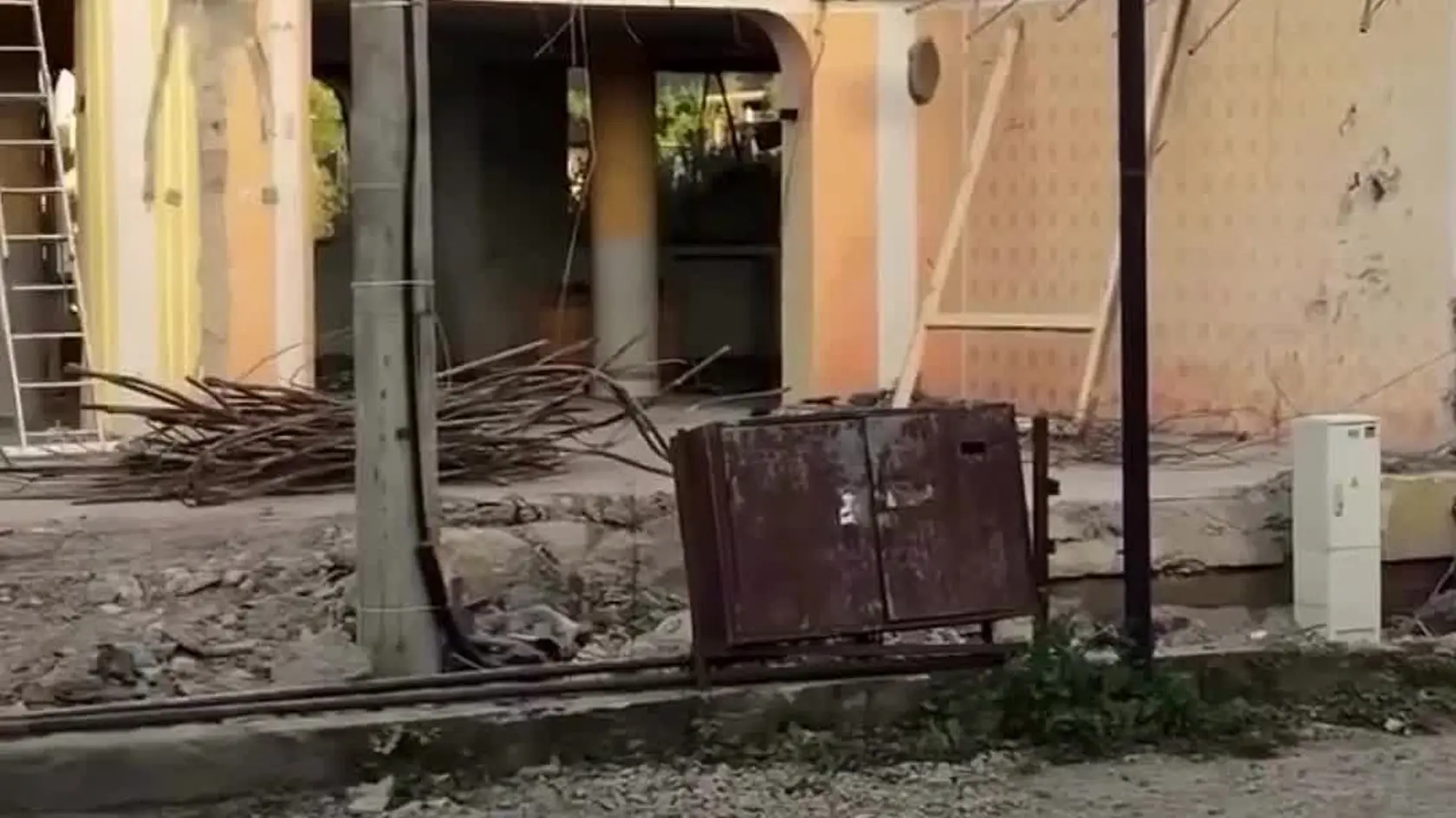 Každý rok tadiaľ prejdú tisíce turistov, ktorí si nepochybne všimli netradičný zaoblený dom. Funkcionalistický dom už neexistuje, pred pár dňami ho zbúrali.