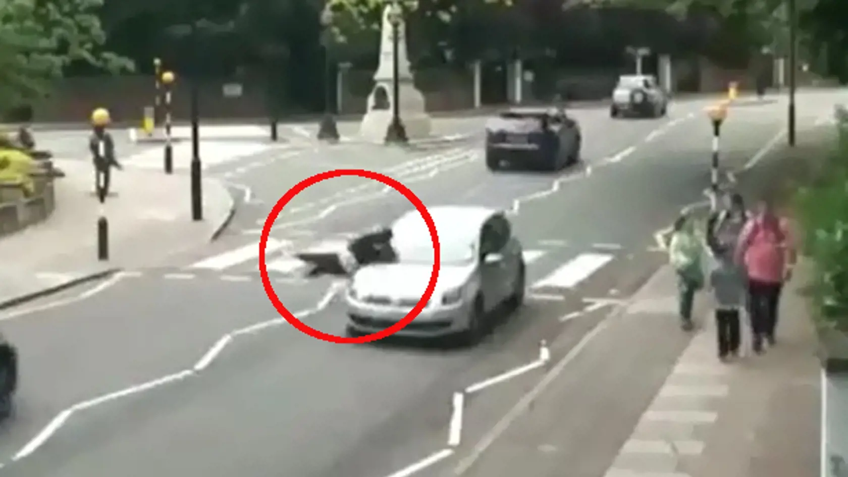 Ženu na Abbey Road zrazilo auto.
