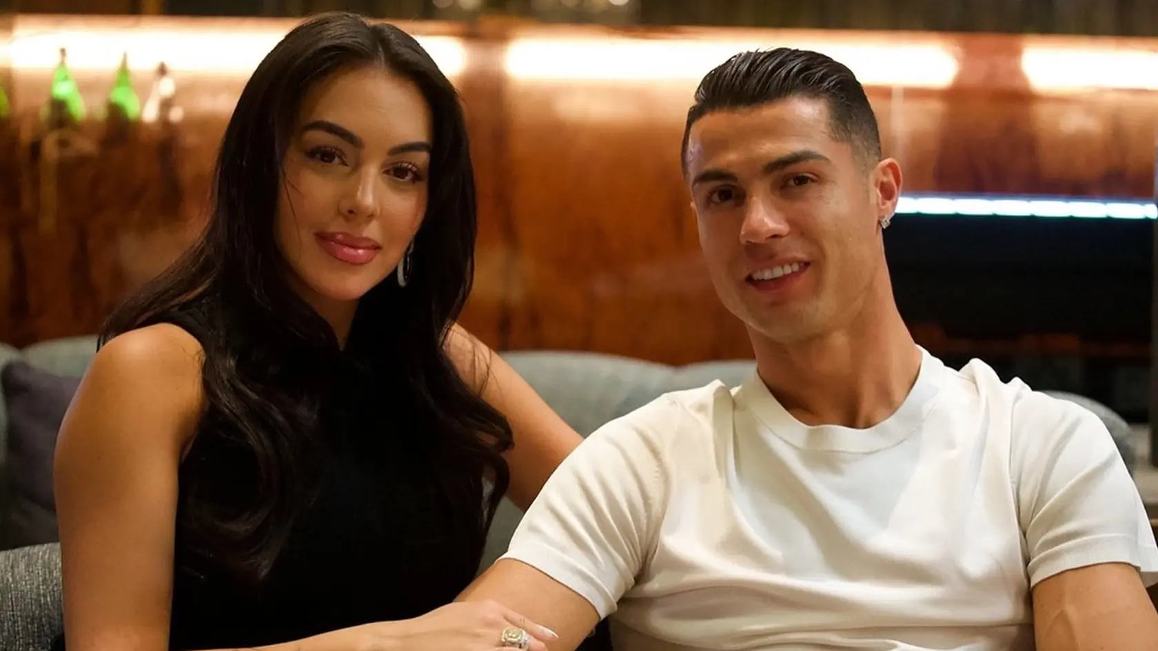 Hviezdny pár Cristiano Ronaldo a Georgina Rodríguez sa zasnúbil.