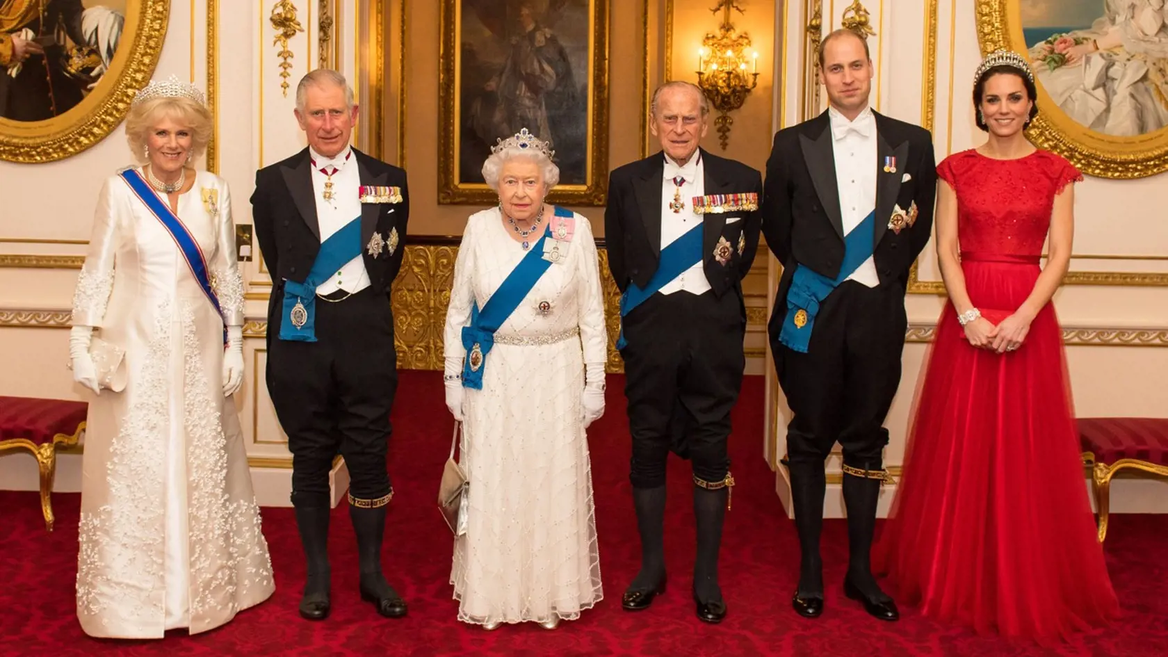 Počas pandémie panovníčku najviac odbremenili od povinností Charles s Camillou a William a Kate.