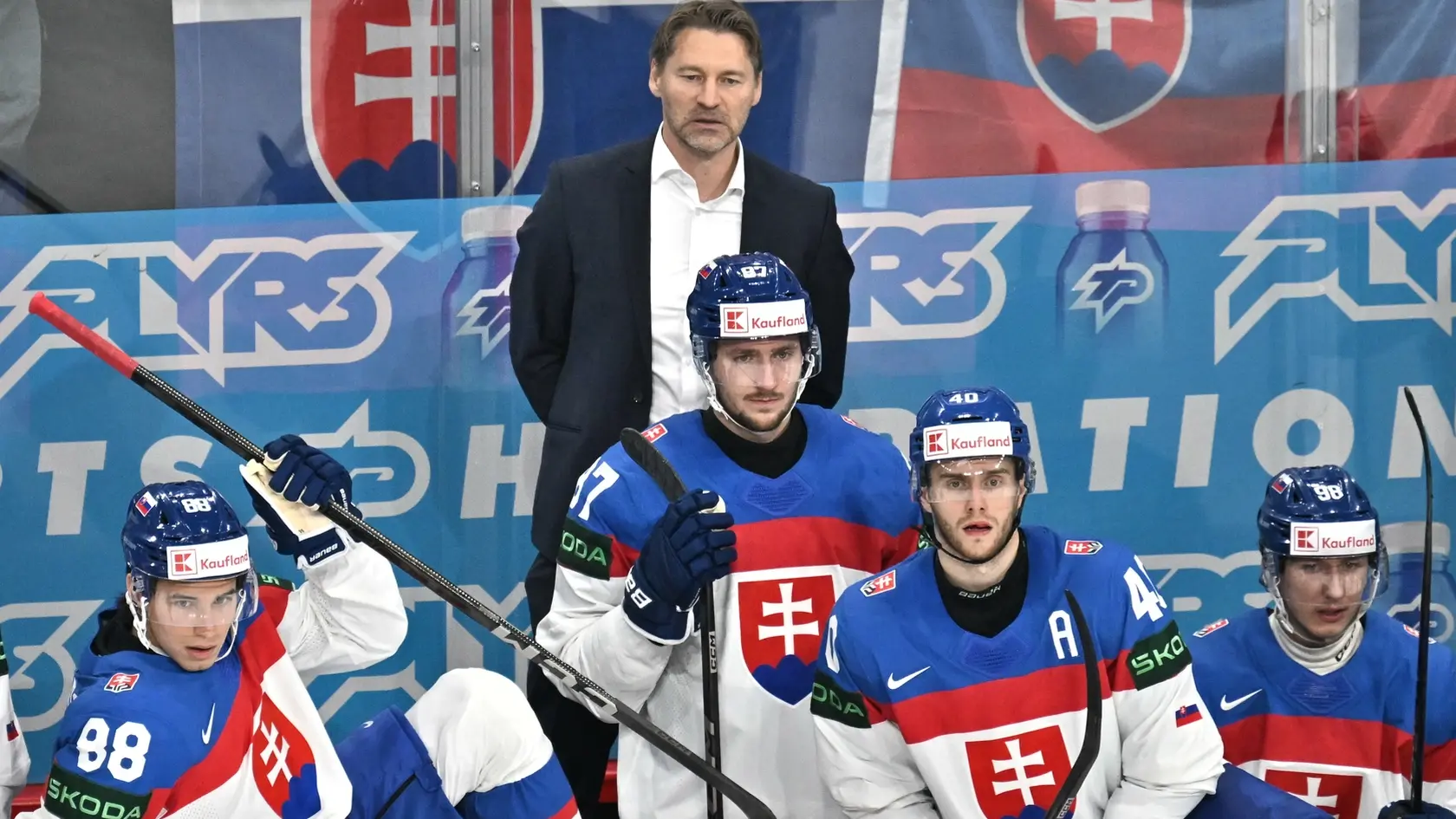 Na snímke tréner slovenskej hokejovej reprezentácie Vladimír Országh počas zápasu A-skupiny Lotyšsko - Slovensko.