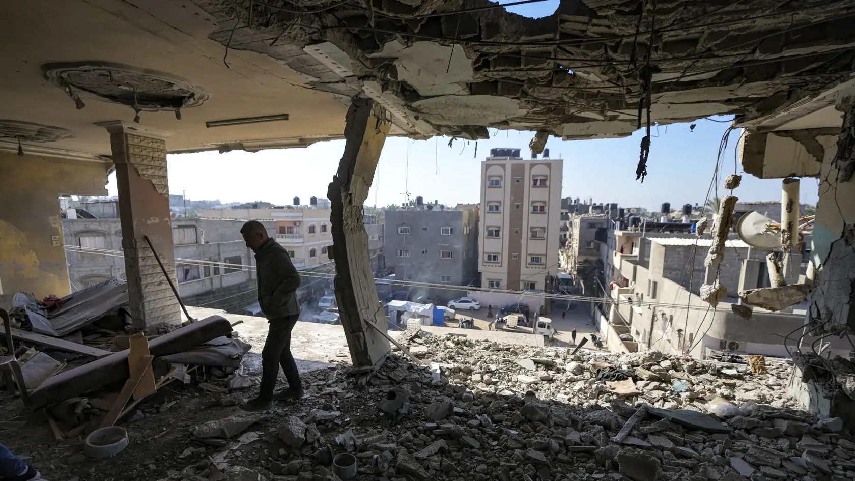 KK37 Dajr al-Balah - Palestínčan sa pozerá na poškodenú obytnú budovu po nočnom izraelskom útoku v meste Dajr al-Balah v Pásme Gazy v stredu 8. januára 2025. FOTO TASR/AP
A Palestinian looks at a damaged residential building following an overnight Israeli strike in Deir al-Balah, Gaza Strip, Wednesday, Jan. 8, 2025. (AP Photo/Abdel Kareem Hana)
