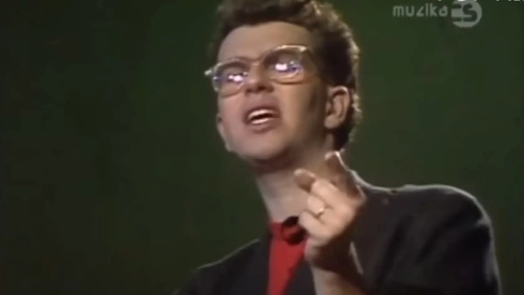1986: Richard nahral skladbu Nezavadzaj so svojou prvou skupinou Banket, ktorú založil v roku 1984.