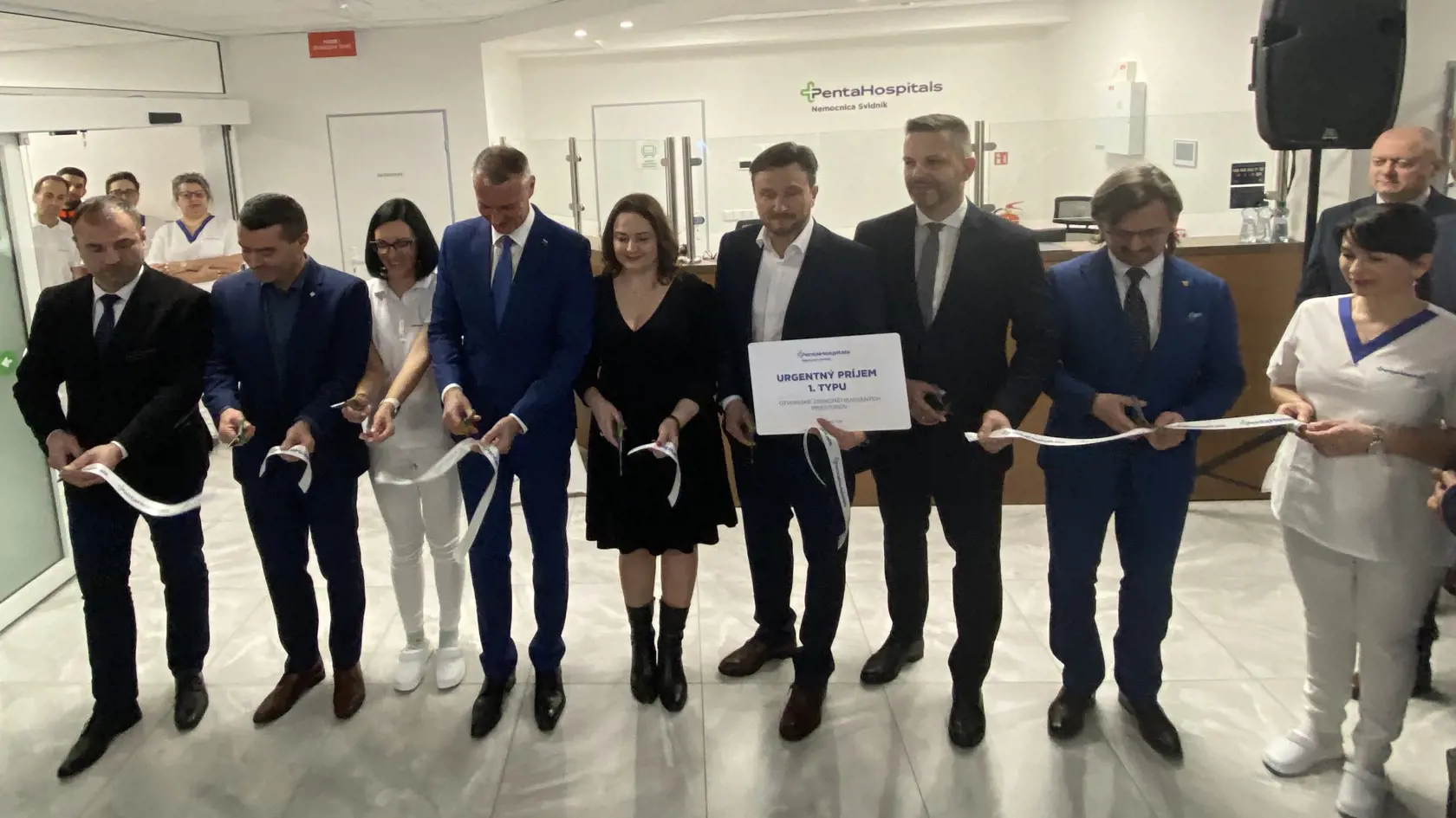 Strihanie pásky pre otvorením zrekonštruovaných priestorov urgentného príjmu svidníckej nemocnice. 