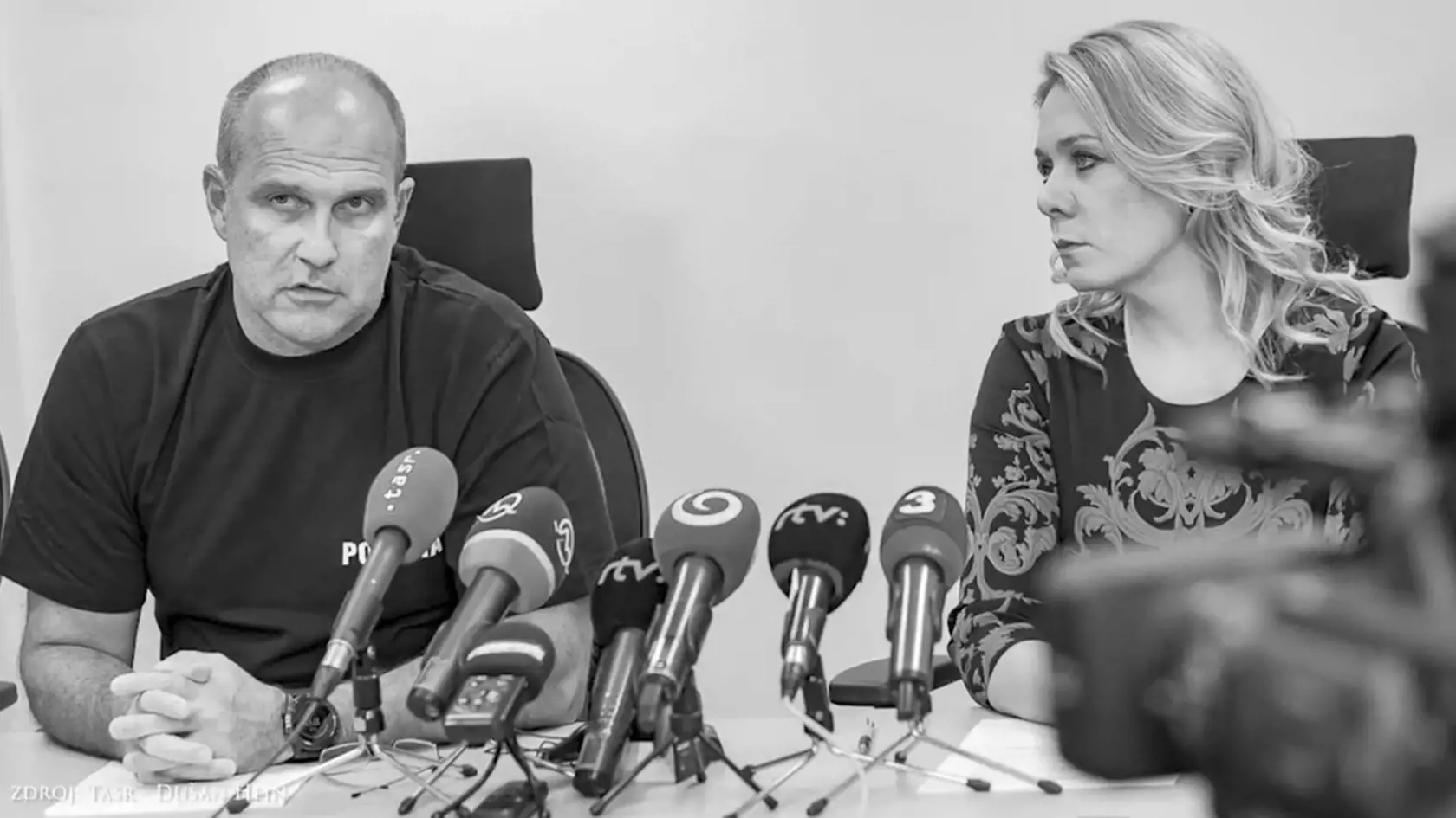Video Pellegriniho a Denisy Sakovej: Okrem fotiek Lučanského, nezabudli ani na spoločné fotky seba a nebohého policajného šéfa.