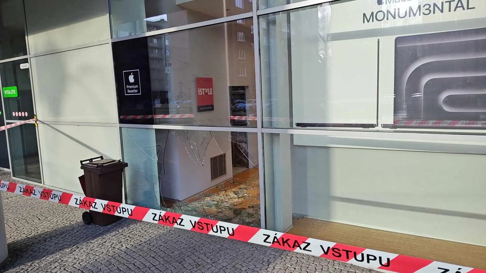 Na snímke rozbité sklo v bratislavskom nákupnom centre Central po nočnej krádeži v predajni Apple.