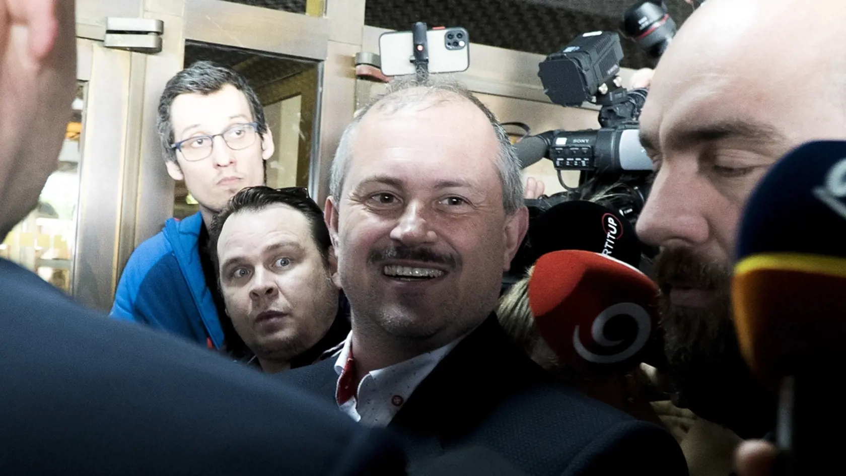 Marian Kotleba sa dnes dobýjal do parlamentu aj napriek tomu, že mu zanikol poslanecký mandát.