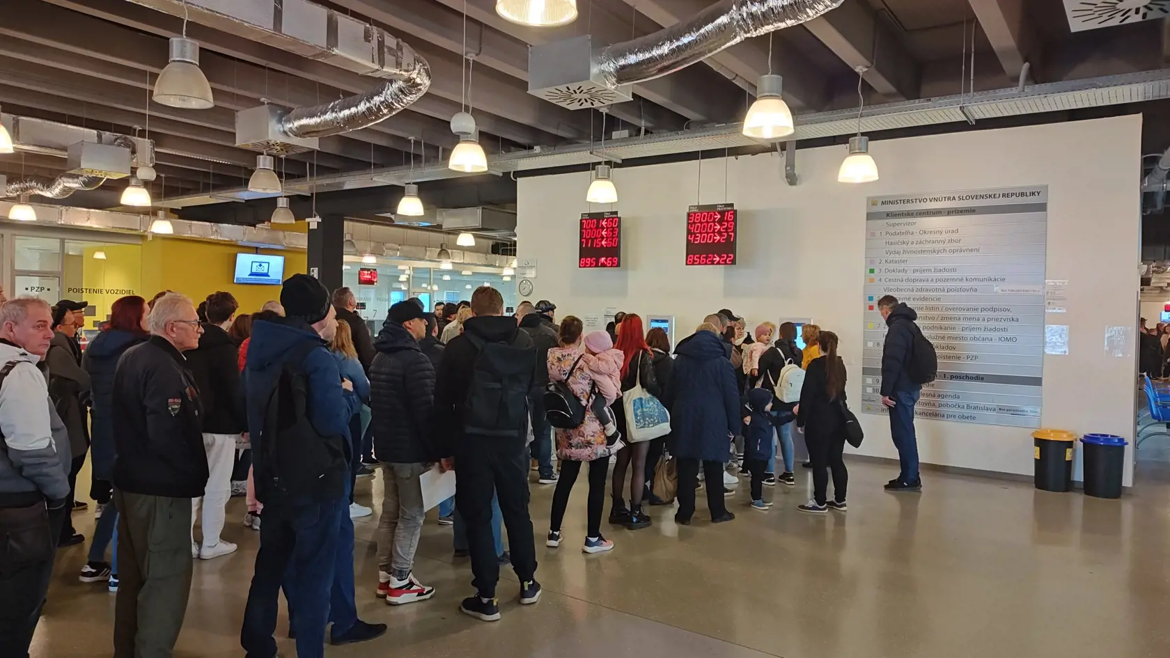 Klientske centrum v Bratislave je pod náporom ľudí. Aj preto chcú vytvoriť nové centrum pre doklady.
