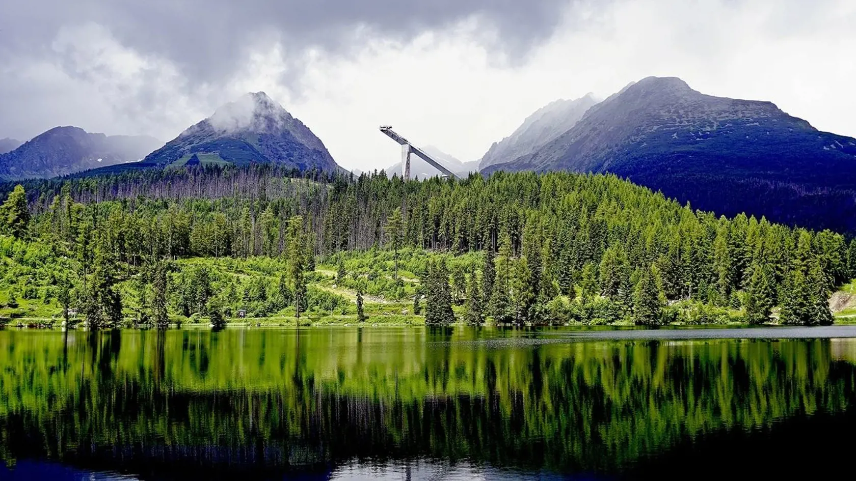 Skokanské mostíky sú už nefunkčné, ale stále symbolizujú Štrbské Pleso.