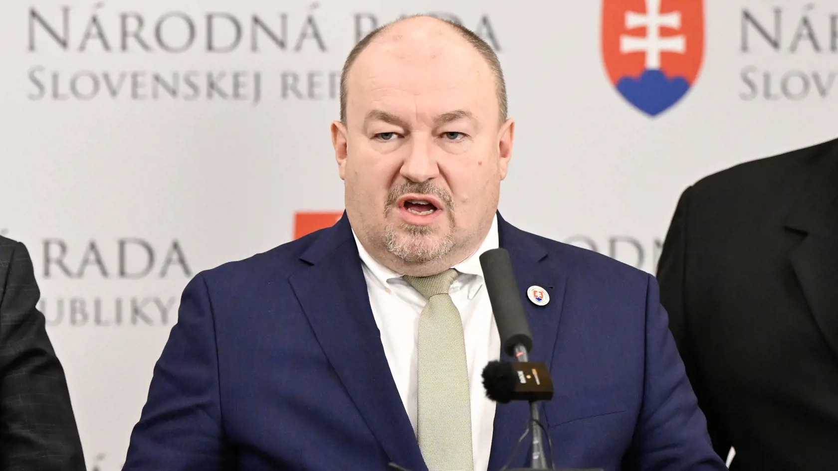 Poslanec parlamentu a líder mimoparlamentnej strany Národná koalícia/Nezávislí kandidáti Rudolf Huliak počas tlačovej konferencie v Bratislave v utorok 1. októbra 2024. Huliak žiadal o zmenu v názve poslaneckého klubu Slovenská národná strana. Chce ho v znení Slovenská národná strana - Národná koalícia/Nezávislí kandidáti. Myslí si, že poslanci pôsobiaci v Národnej koalícii sú sami zodpovední za svoje činy a musia za ne niesť následky bez vplyvu na SNS.