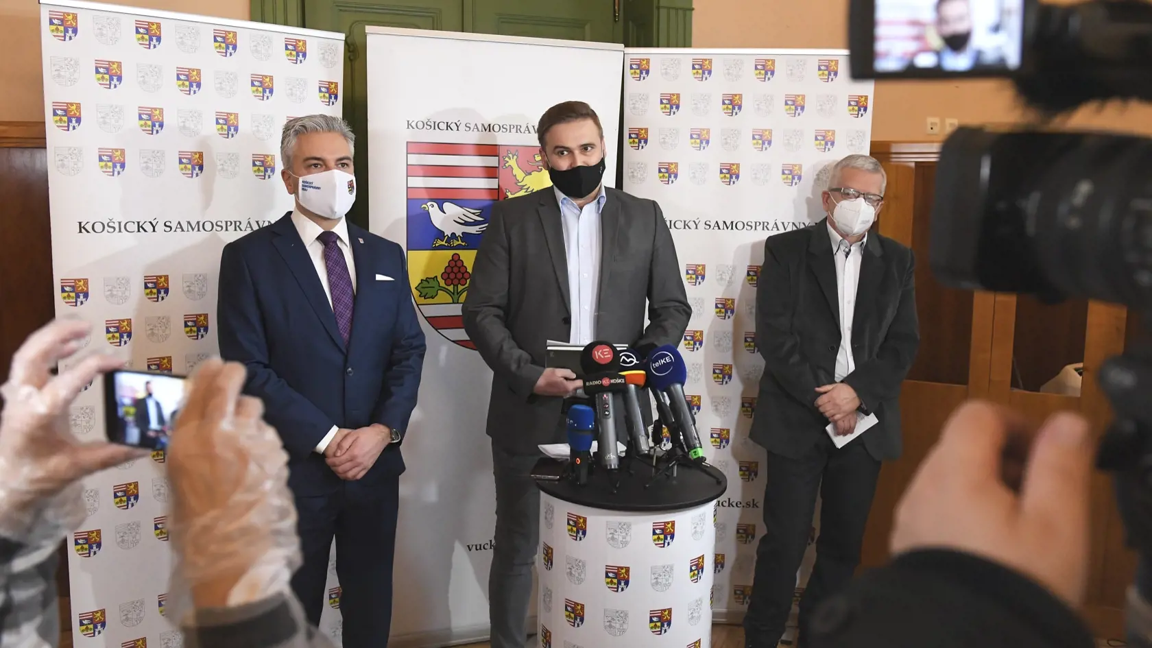 Na snímke zľava predseda Košického samosprávneho kraja (KSK) Rastislav Trnka, vedúci odboru sociálnych vecí Úradu KSK Vladimír Pauco a vedúci krízového riadenia v Špecializovanom zariadení a zariadení pre seniorov ARCUS v Košiciach Vojtech Hintoš počas brífingu k situácii v Špecializovanom zariadení a zariadení pre seniorov ARCUS v Košiciach 29. januára 2021. FOTO TASR – František Iván