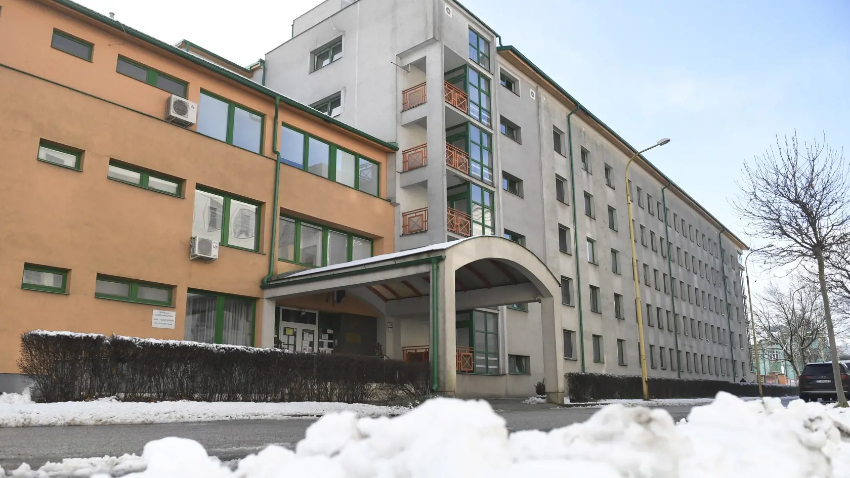 Na snímke špecializované zariadenie a zariadenia pre seniorov Arcus v Košiciach 26. januára 2021. Situácia v Arcuse je mimoriadne vážna, veľké množstvo klientov a zamestnancov sa nakazilo ochorením COVID-19. Predseda Košického samosprávneho kraja (KSK) Rastislav Trnka sa vyjadril, že do zariadenia Arcus posiela krízový manažment. FOTO TASR – František Iván