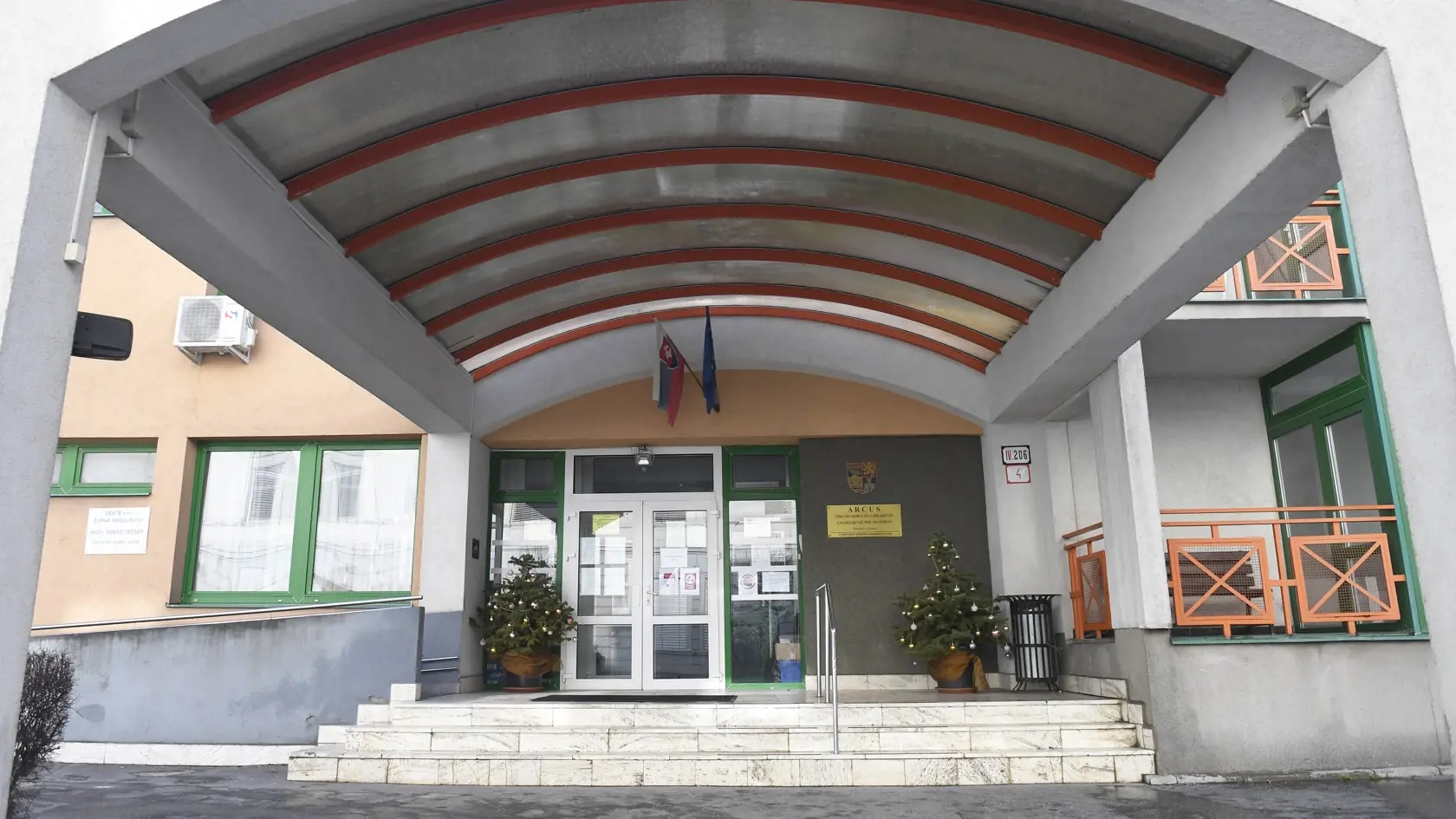 Na snímke špecializované zariadenie a zariadenia pre seniorov Arcus v Košiciach 26. januára 2021. Situácia v Arcuse je mimoriadne vážna, veľké množstvo klientov a zamestnancov sa nakazilo ochorením COVID-19. Predseda Košického samosprávneho kraja (KSK) Rastislav Trnka sa vyjadril, že do zariadenia Arcus posiela krízový manažment. FOTO TASR – František Iván