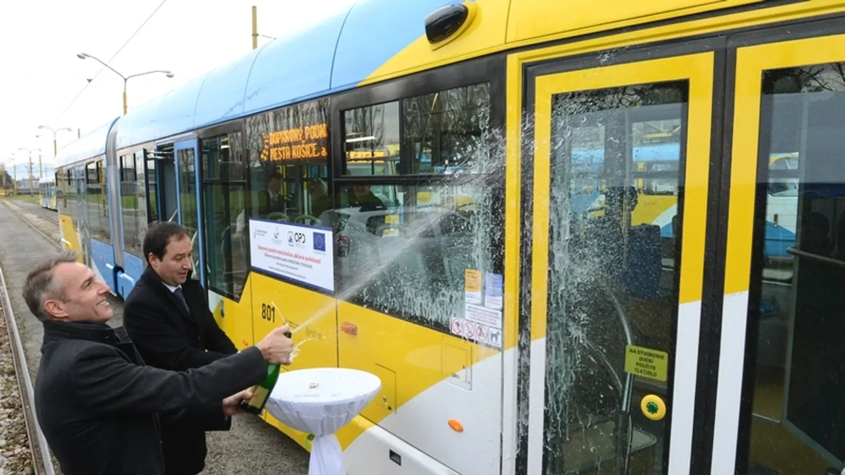 V Košiciach už premávajú nové električky.