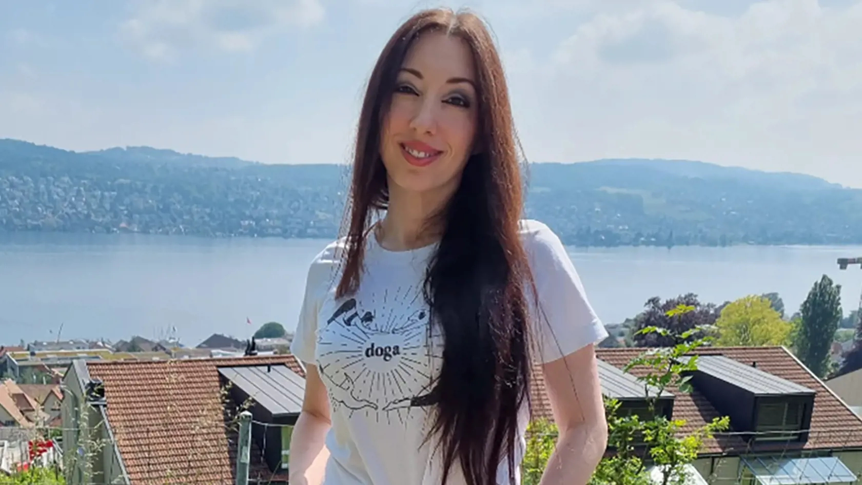 Lucia Livschitz Kollárová býva blízko Zürišského jazera, na ktorého brehu žila aj megahviezda Tina Turner. Speváčkin dom sa nachádza hneď oproti cez jazero.
