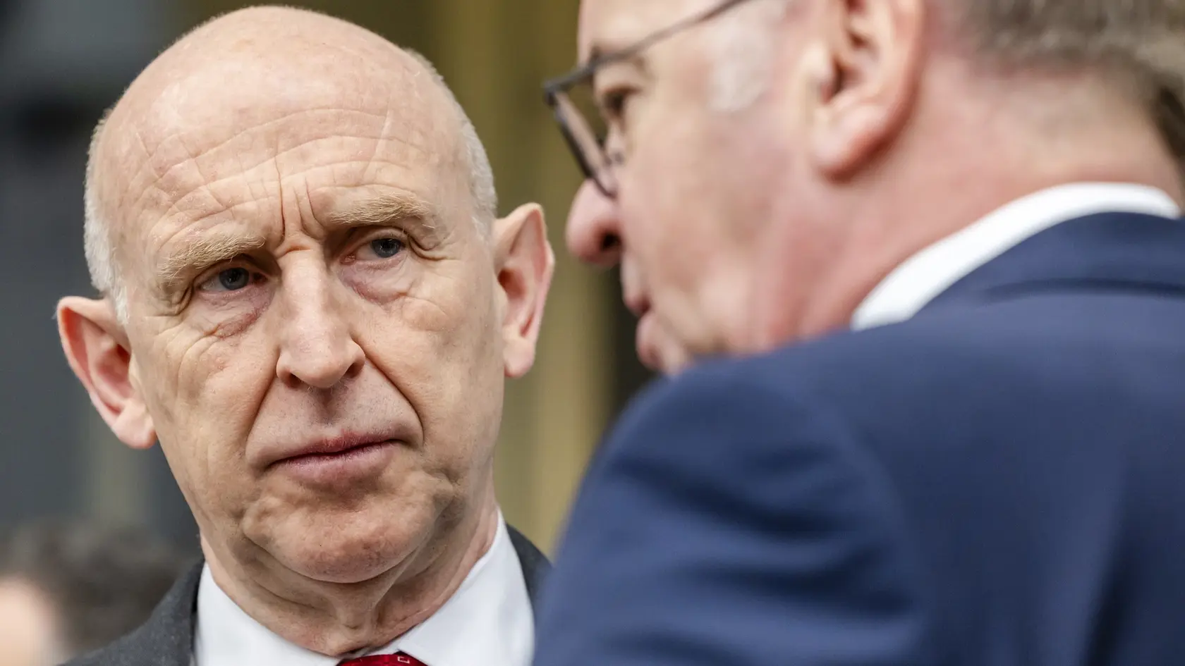 Britský minister obrany John Healey (vľavo) a jeho nemecký náprotivok Boris Pistorius diskutujú na rokovaní kontaktnej skupiny pre obranu Ukrajiny v Bruseli.