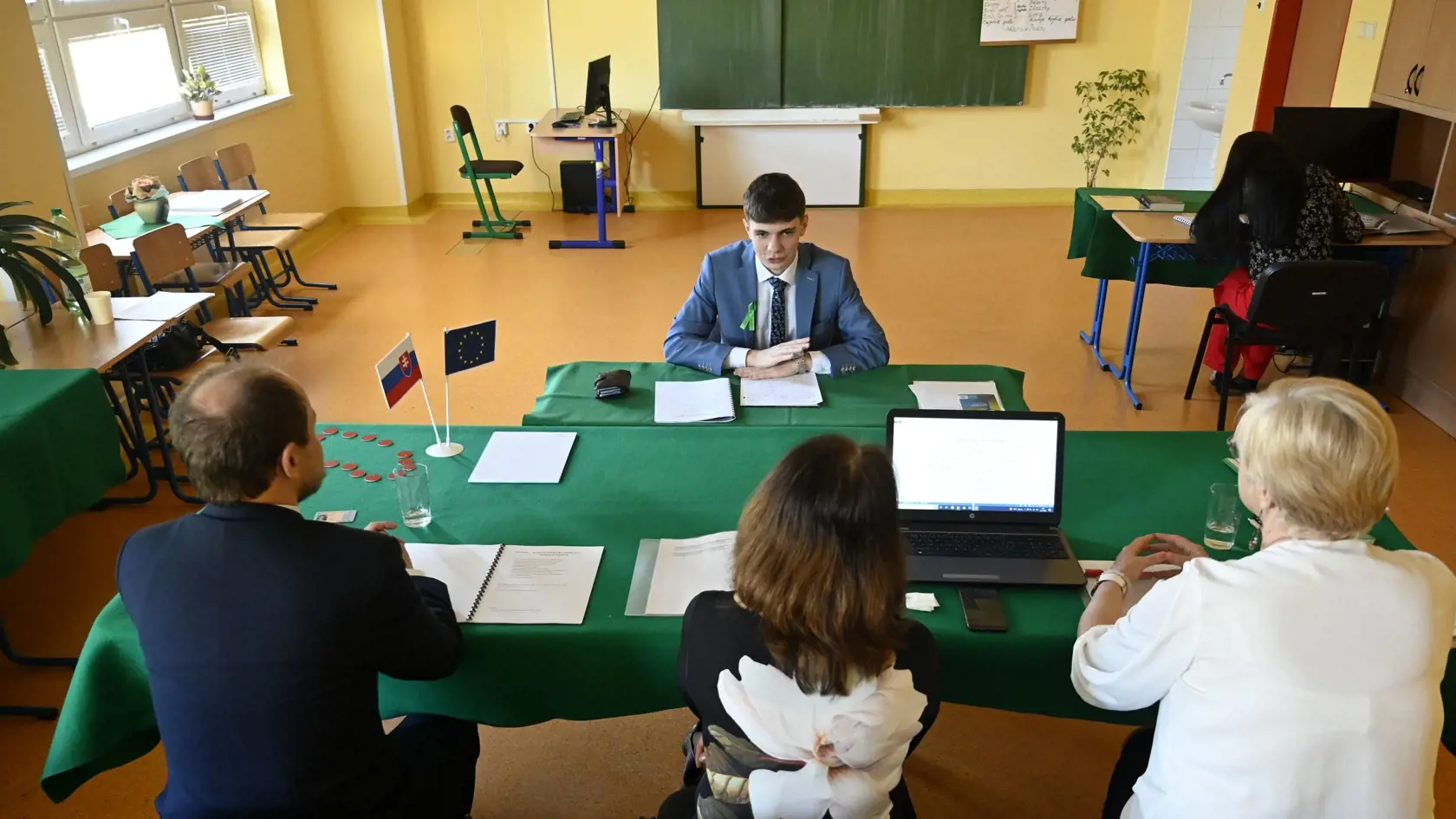 Na Obchodnej akadémii v Trebišove sa začali v pondelok 22. mája 2023 ústne maturitné skúšky. FOTO TASR - Roman Hanc