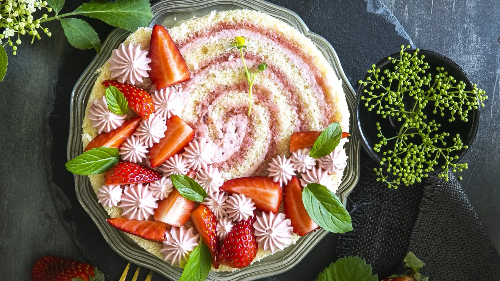 jahodová rolovaná torta