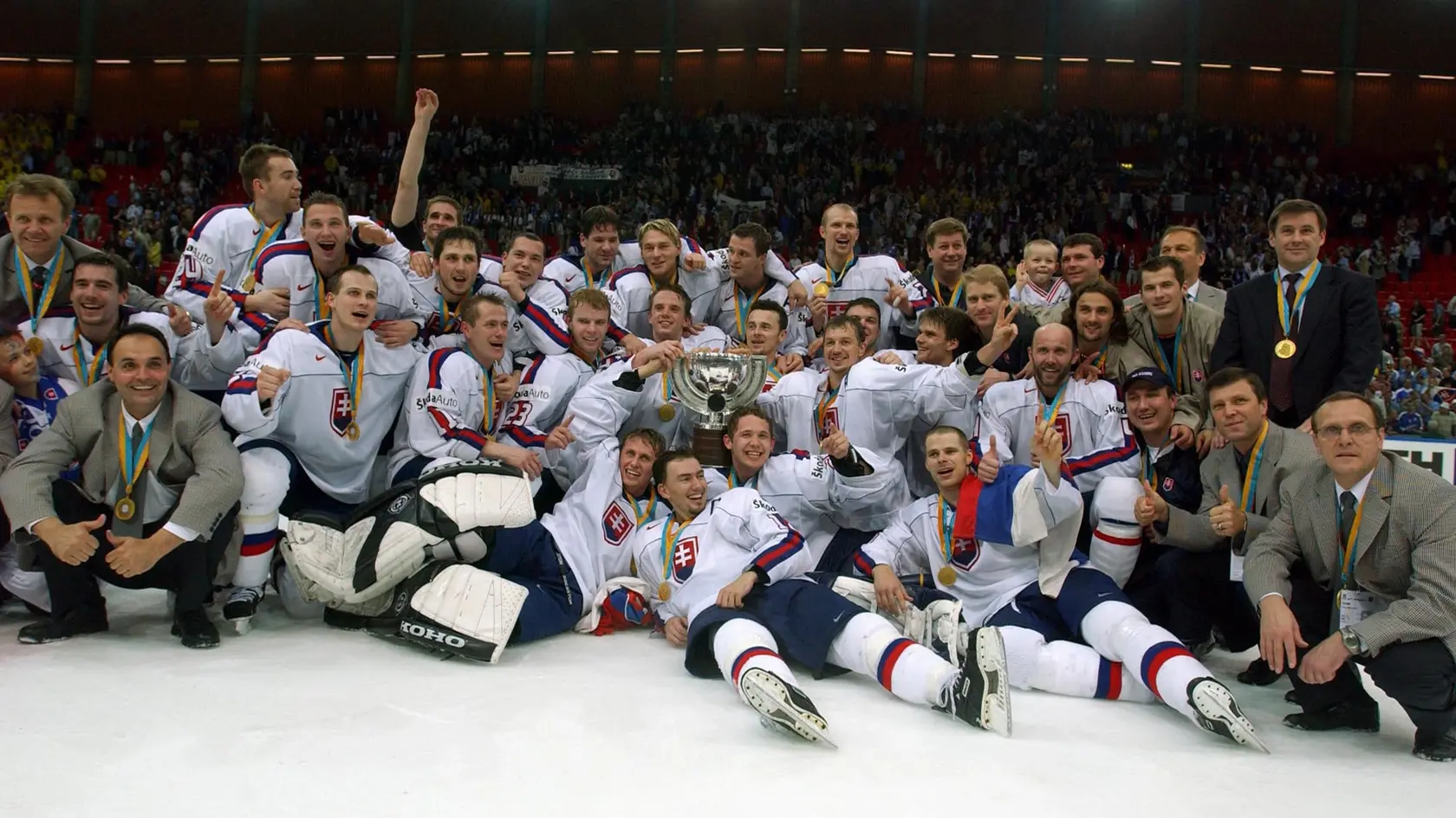 Zlatý hokejový tím Slovenska po víťazstve 4:3 nad Ruskom vo finále na MS v Göteborgu, 11. mája 2002. Slovenskí hokejisti sa stali majstrami sveta
Foto: Pavel Neubauer/TASR