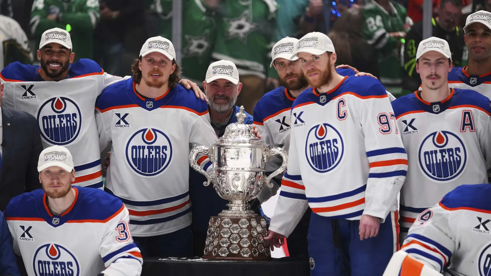 Hráči Edmonton Oilers oslavujú postup do finále.