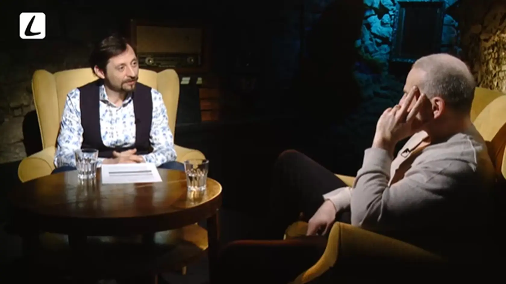Lukáš Latinák v jeho relácii Pod javiskom na TV Lux. 25. júna 2025 bol jeho hosťom Ján Jackuliak. 