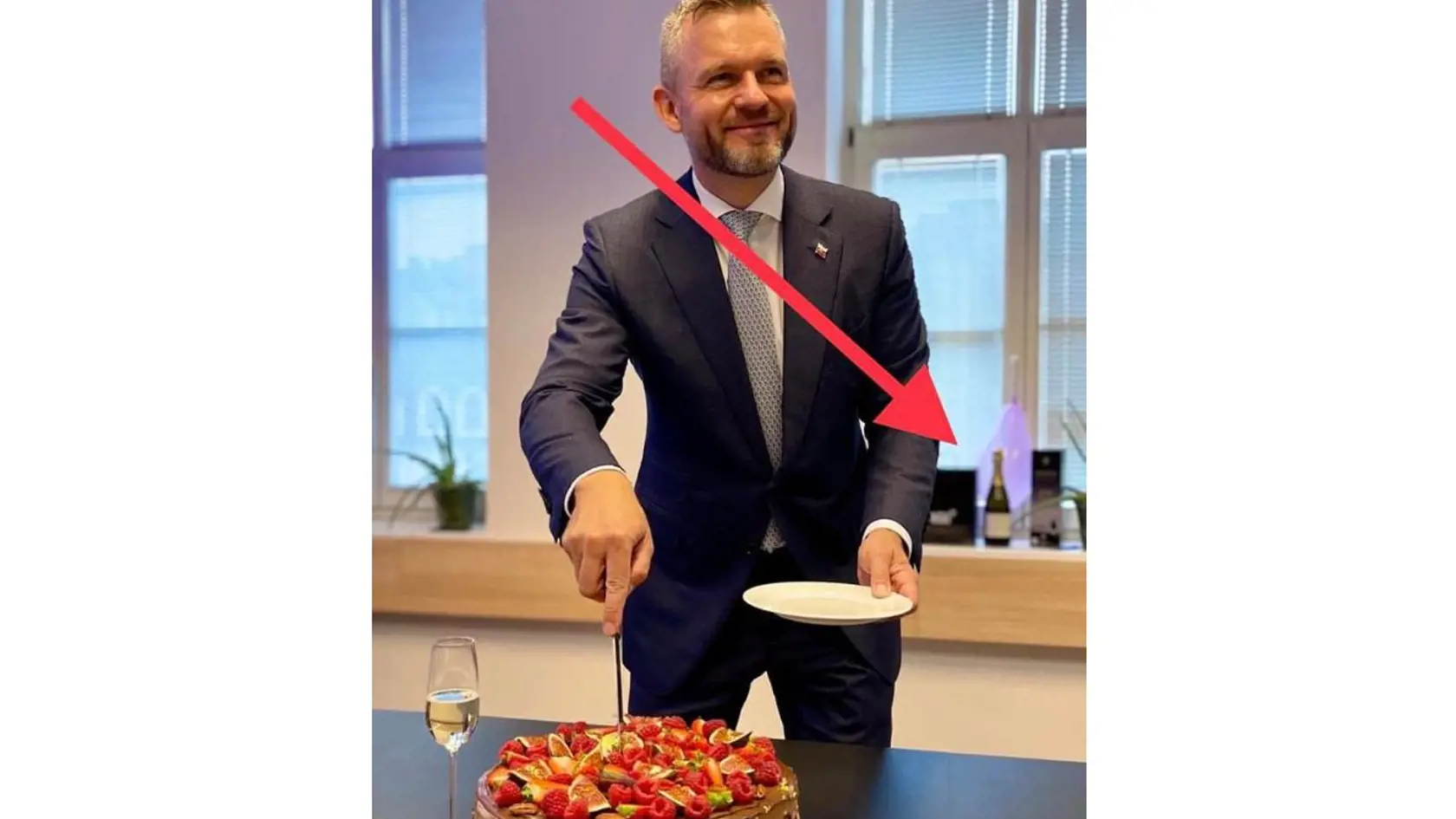 Počas oslavy narodenín Petra Pellegriniho boli vyhotovené aj fotky. Na jednej z nich si humoristi všimli malý detail - flašu šampanského...
