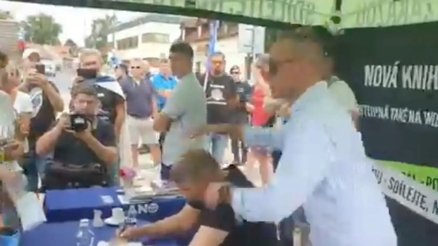Andreja Babiša (v čiernom) práve trafilo vajce.